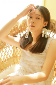 抓住胸前跳动两只兔子